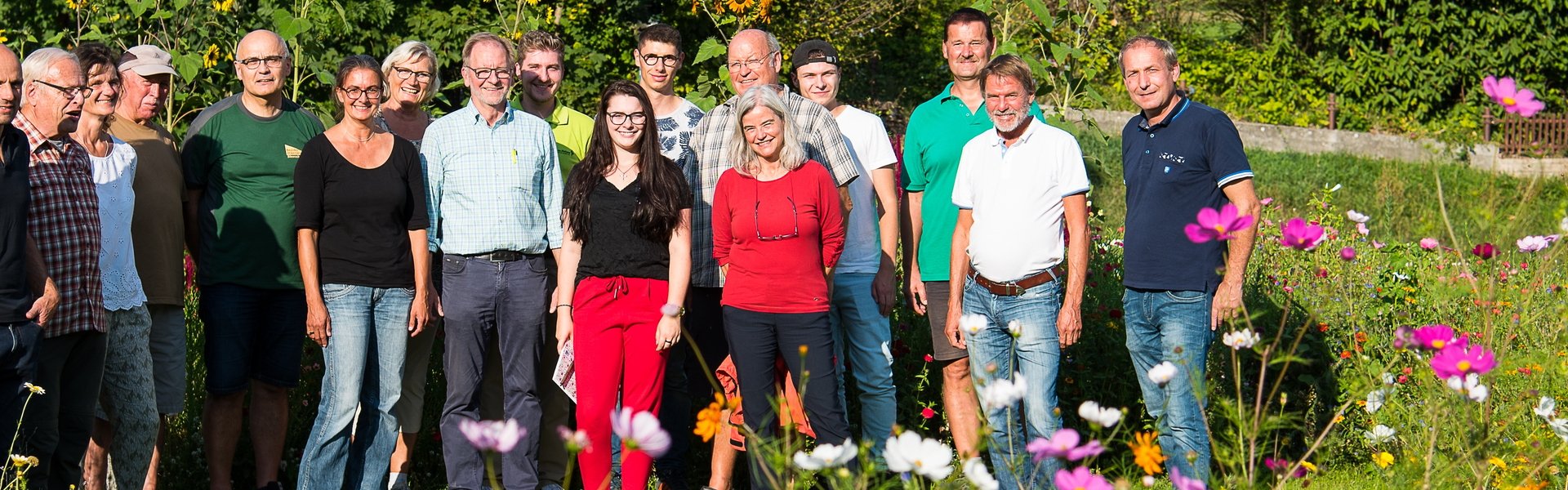 ProNatur Blühoase Gruppenbild: Gruppe auf einer Wiese mit bunten Blumen