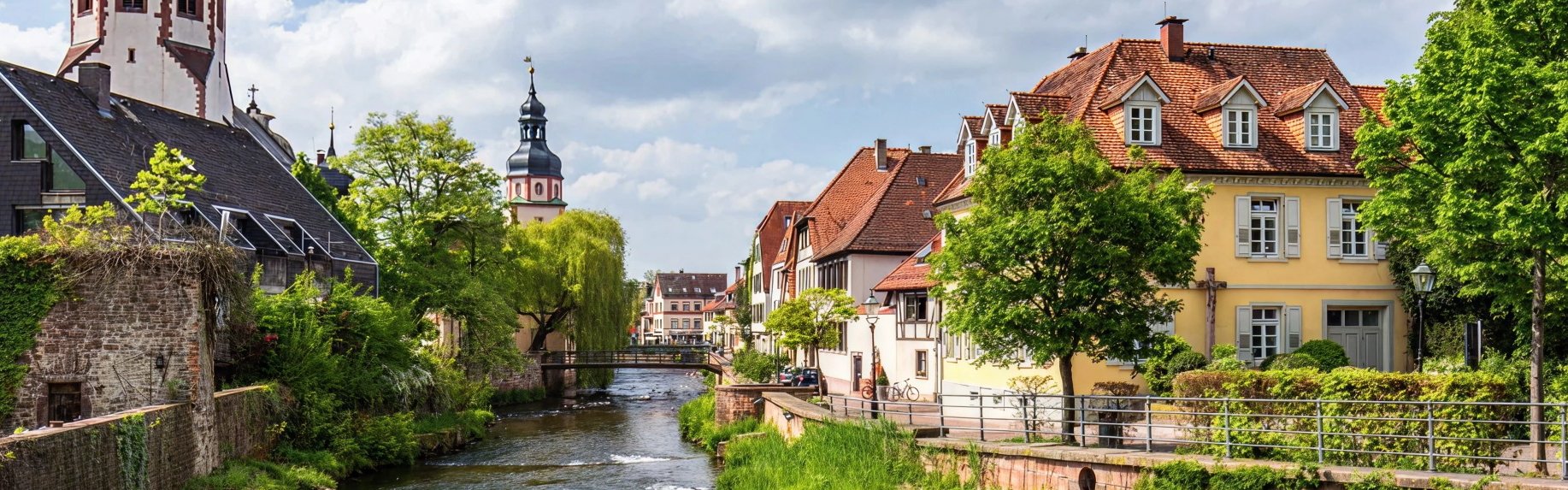 Aufnahme des Ortskerns von Ettlingen, im Mittelpunkt des Bildes steht das Logo der Erdgas Südwest GmbH.