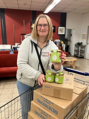Anita Herman von der Bruchsaler Tafel beim Empfang des Spendenhonigs. Foto: Erdgas Südwest