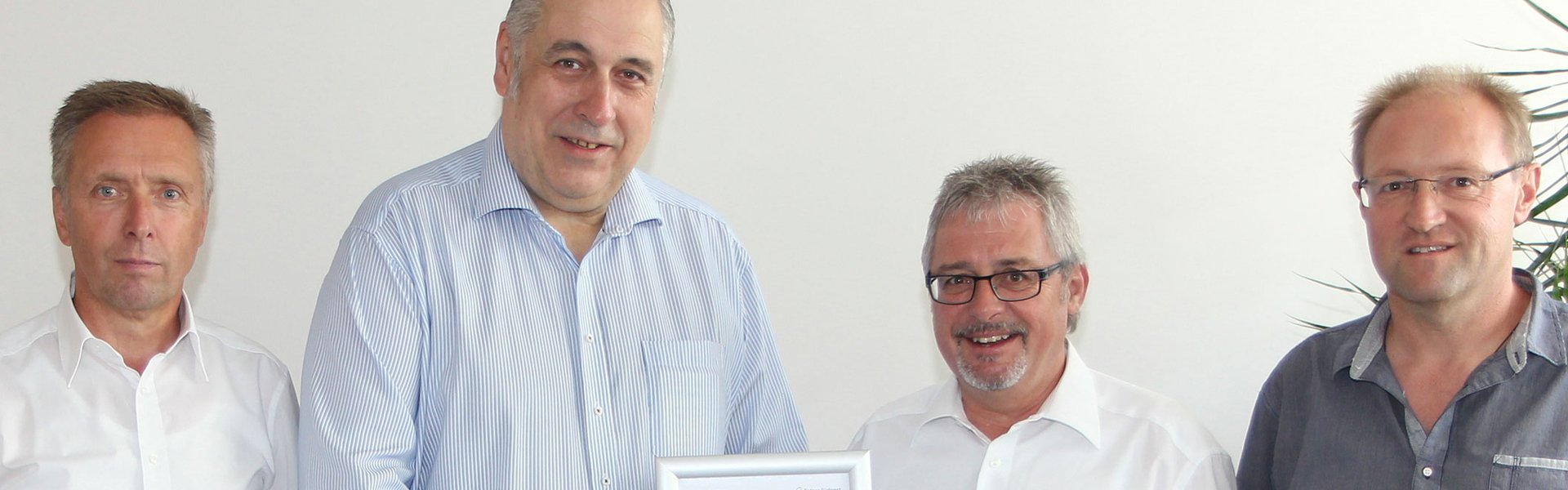 Gruppenbild und Zertifikatübergabe: Unternehmen Schlösser GmbH & Co stellt auf klimaneutrales Erdgas von Erdgas Südwest um