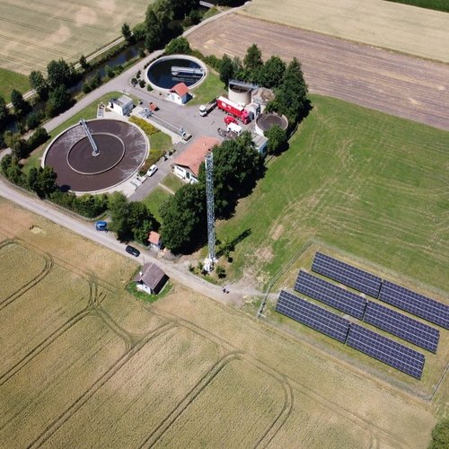 Man sieht die PV Anlage Schemmerhofen von oben