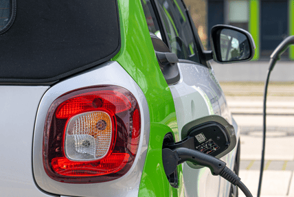 Ein Elektrofahrzeug wird an einer Ladesäule der Erdgas Südwest aufgeladen