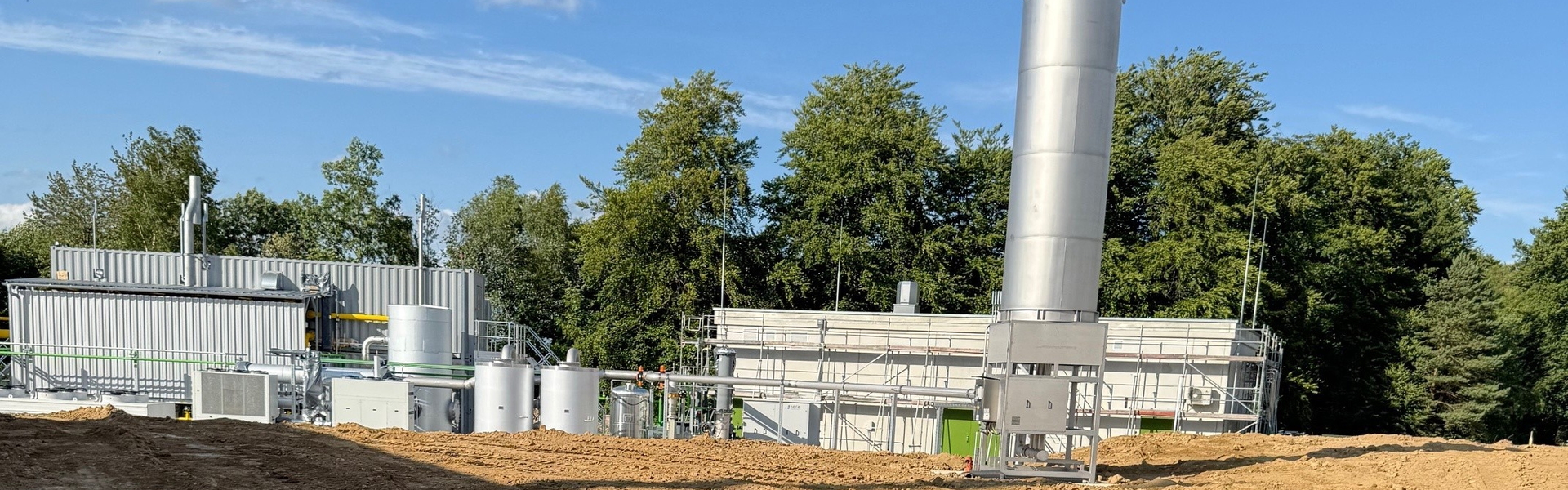 Die NatürlichEnergie EMH GmbH hat ihre neue Biogasaufbereitungsanlage am Flughafen Hahn eingeweiht. Foto: Stefan Lausberg