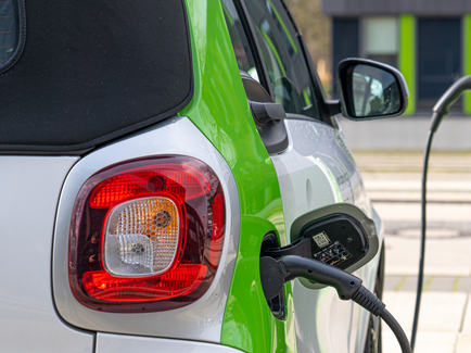 Ein Elektrofahrzeug wird an einer Ladesäule der Erdgas Südwest aufgeladen