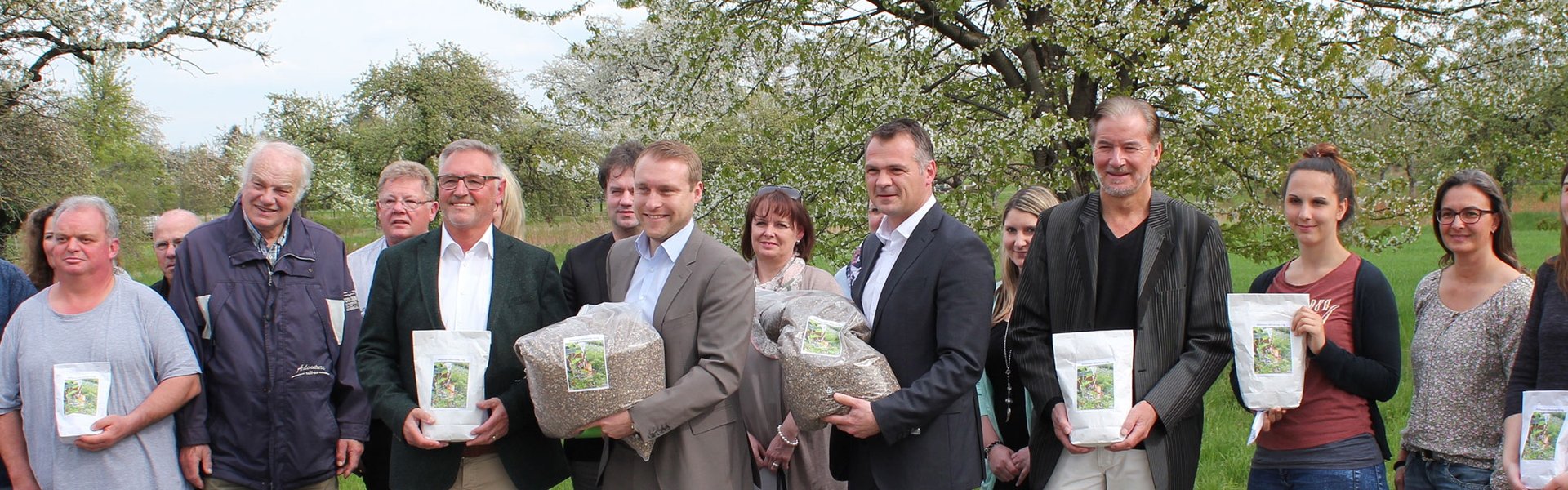 MÖBS blüht auf: Erdgas Südwest und vier Gemeinden sähen auf Gemeindeflächen das bienenfreundliche Saatgut