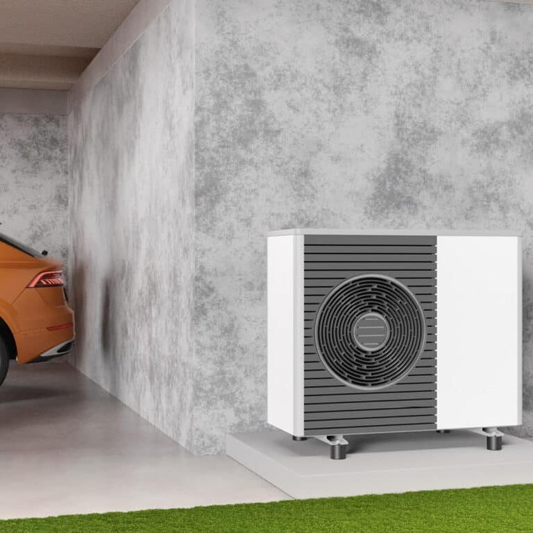 Wärmepumpeneinheit auf Betonsockel stehend