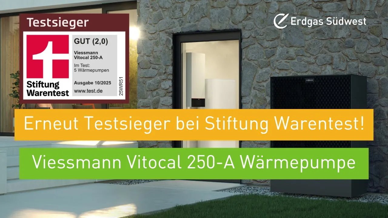 Vorschaubild: Viessmann Vitocal 250-A Wärmepumpe vor einem Wohnhaus mit Stiftung-Warentest-Auszeichnung.