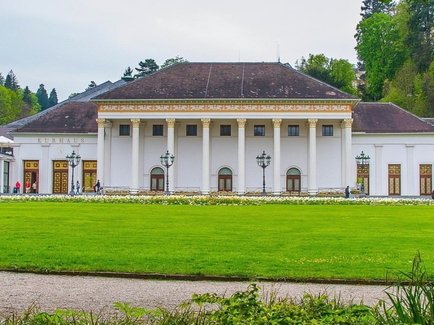 Blick vom Kurpark auf das Kurhaus in Baden-Baden.