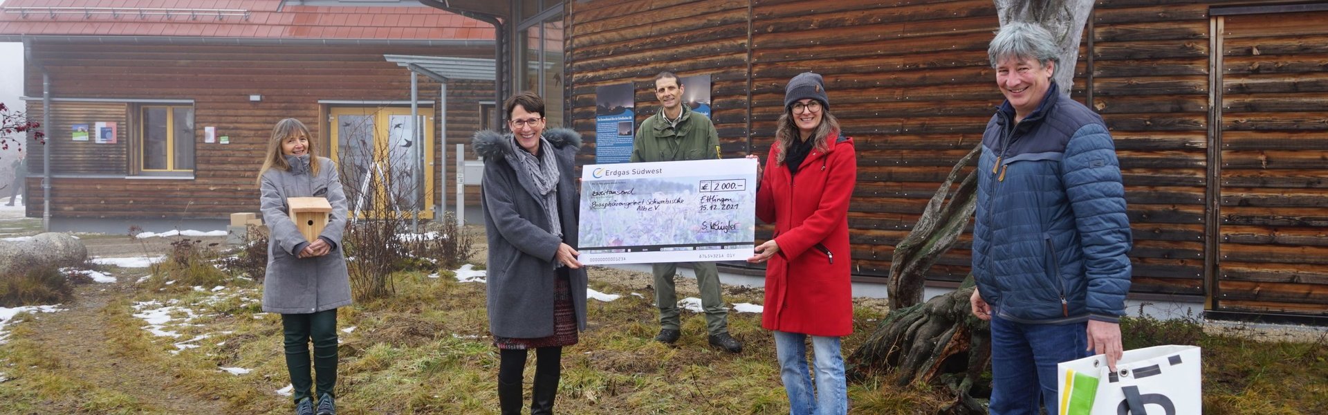 Man sieht eine Spendenübergabe