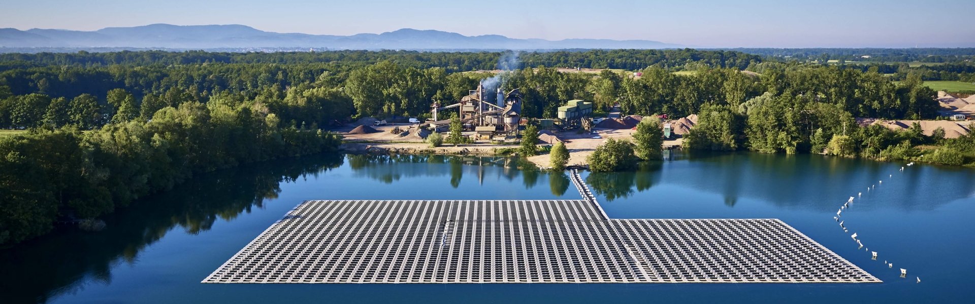 Schwimmende PV-Anlage auf einem Baggersee