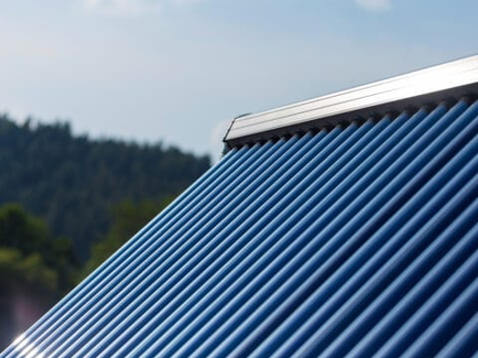 Man sieht eine Solaranlage