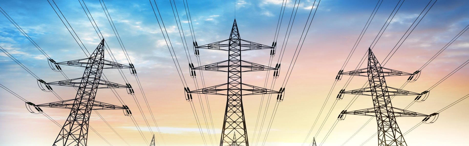 Stromleitungen und Strommasten, die über eine Landschaft führen