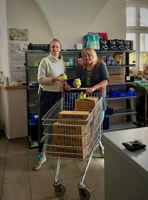 Heike Hagel (rechts) vom Tafelladen in Ehingen bei der Übergabe des Spendenhonigs der Erdgas Südwest. Foto: Erdgas Südwest