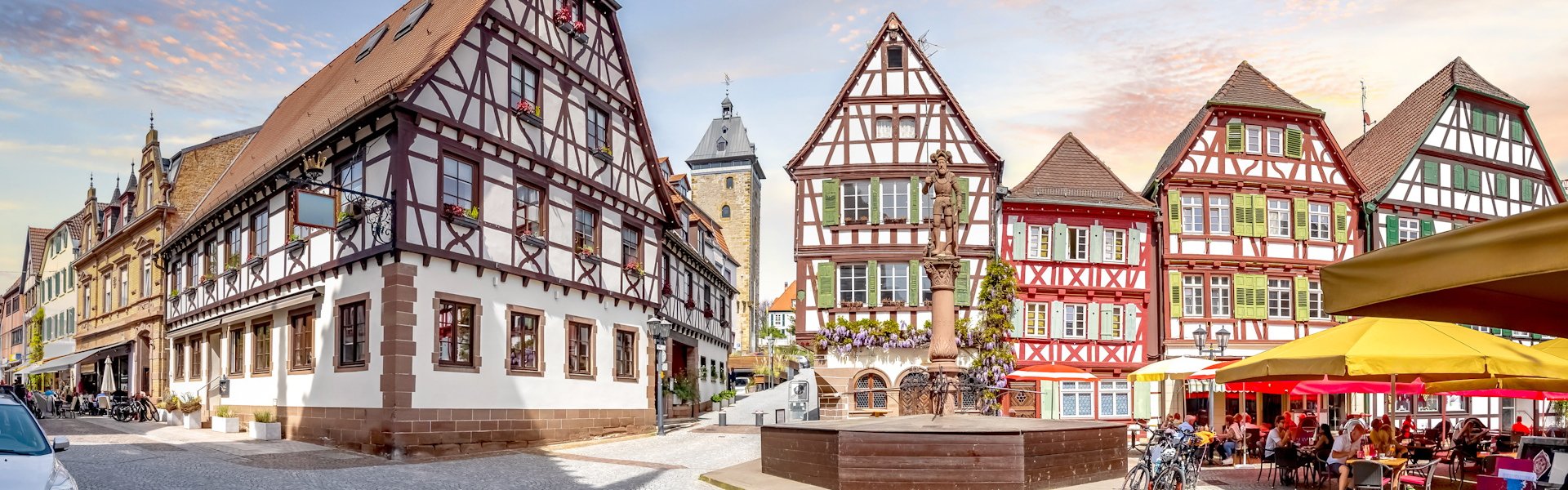 Marktplatz der Altstadt von Bretten mit Blick auf Pfalzgrafen-Statue und Pfeiferturm