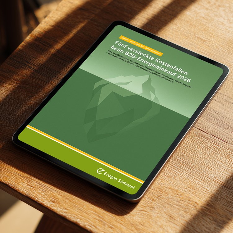 Tablet auf einem Tisch, dass das Whitepaper 5 versteckte Kostenfallen beim B2B Energieeinkauf 2026 zeigt.