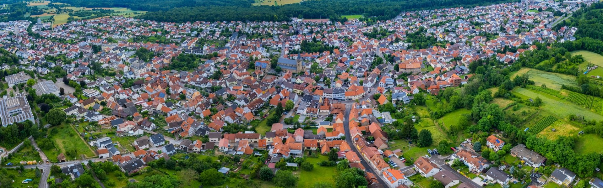 Stadt Östringen in Baden-Württemberg aus der Vogelperspektive.