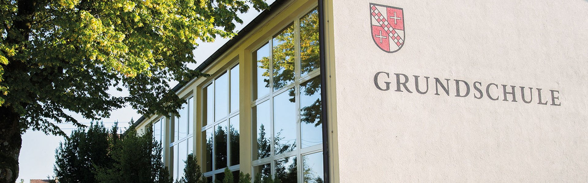 Grundschule Maselheim sichert Energie-Zukunft mit Brennstoffzelle: Bild vom Gebäude mit Grundschule-Aufdruck