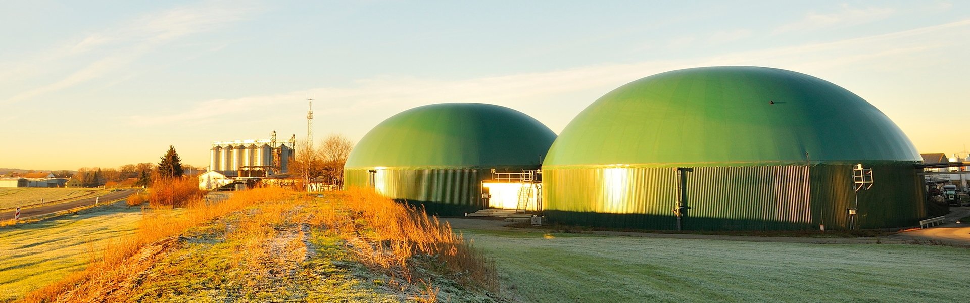 Außenaufnahme einer Biogasanlage