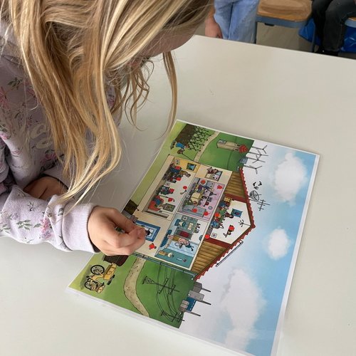 Aufnahme aus einer Unterrichtseinheit im Rahmen der Erdgas Südwest Initiative "ProNatur" - zu sehen ist ein Kind beim Ausmalen eines Malbildes.