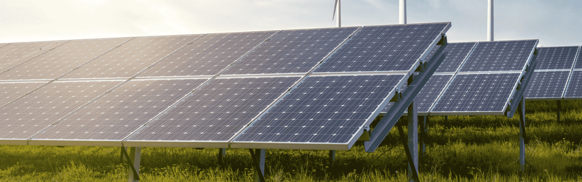 Man sieht eine PV-Anlage