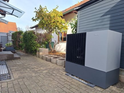 Wärmepumpenprojekt der Erdgas Südwest bei einem Kunden aus Brackenheim. Zu sehen ist die Außeneinheit einer Wärmepumpe in einem Wohnviertel.