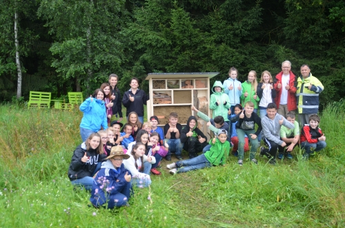 Schulkinder beim Wildbienenhotelbau