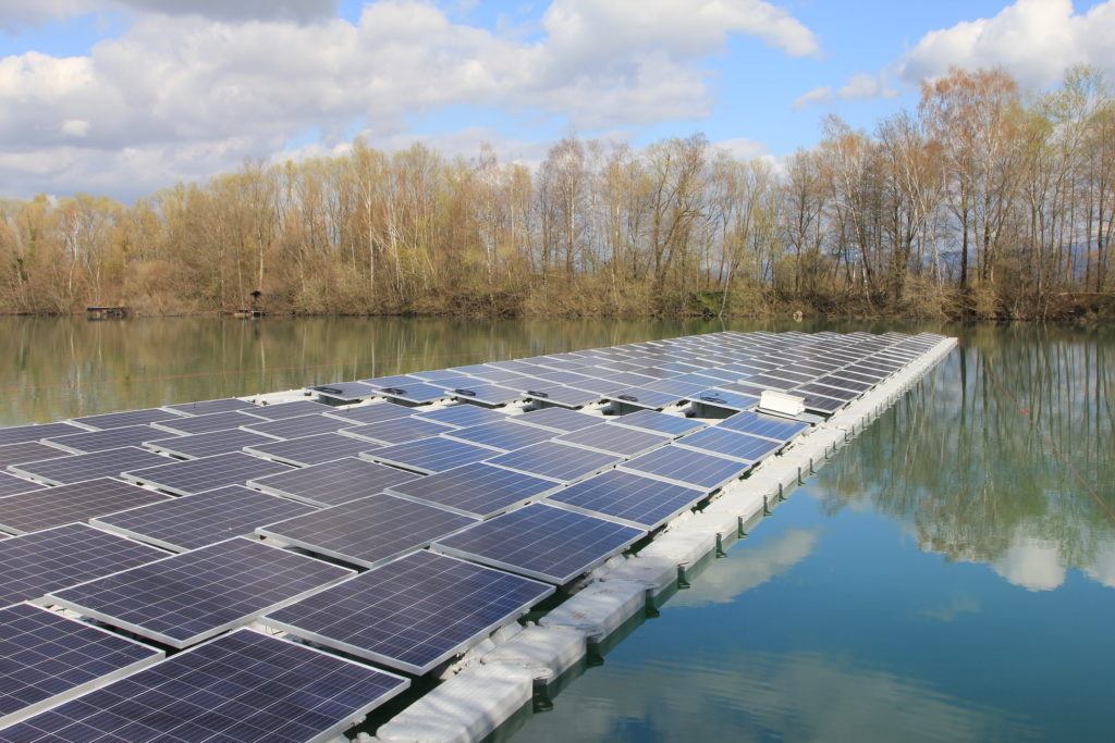 Die größte schwimmende Photovoltaik-Anlage in Deutschland, die im Frühjahr 2019 von der Erdgas Südwest im baden-württembergischen Renchen gebaut wird.