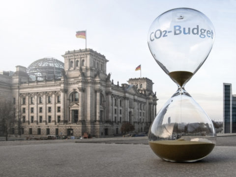 Eine Sanduhr verdeutlicht das verrinnende CO2-Budget