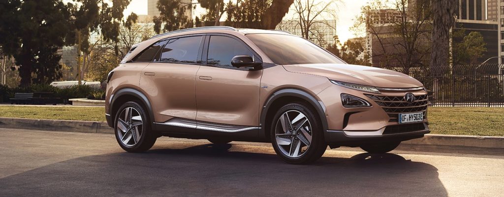 Pkw Hyundai Nexo mit Brennstoffzelle sowie Akku, die aus Wasserstoff Strom für den Antrieb des Elektromotors erzeugt.