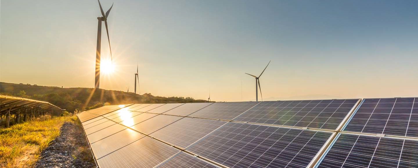 PV-Module vor Windrädern