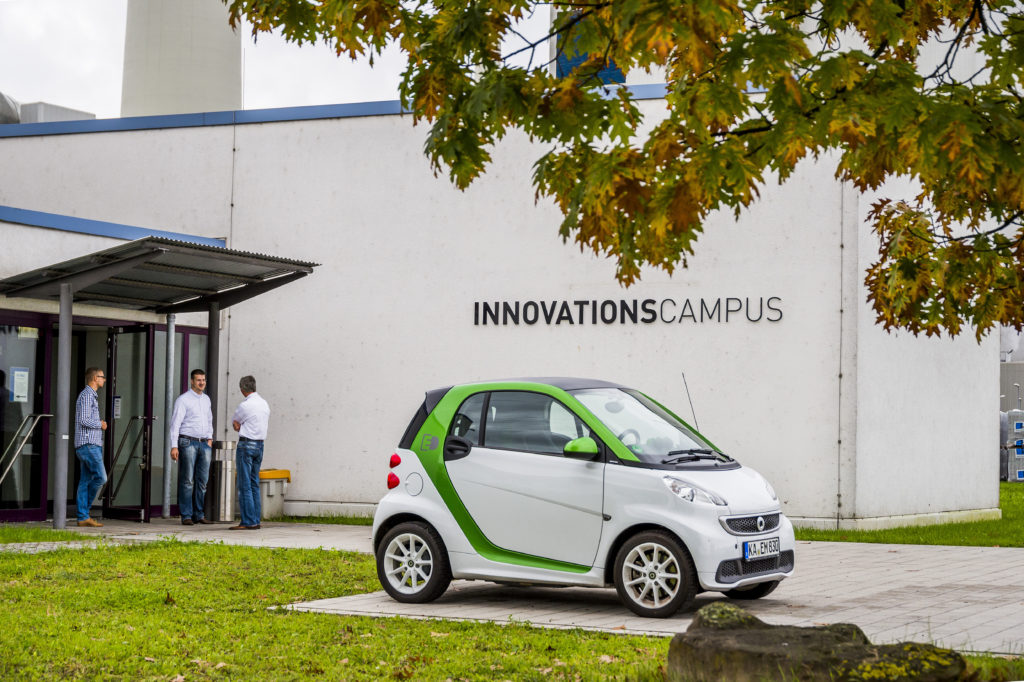 Innovations-Campus der EnBW in Karlsruhe mit einem Smart Elektro-Auto im Vordergrund. Liefern neue Geschäftsmodell 