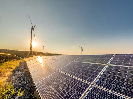 PV-Module vor Windrädern