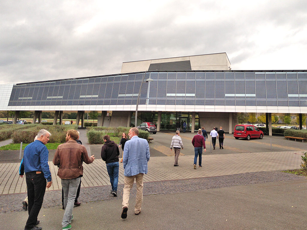 Teilnehmer laufen in Richtung SMA Academy