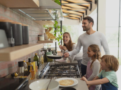 Kochen mit Gas zusammen mit der Familie