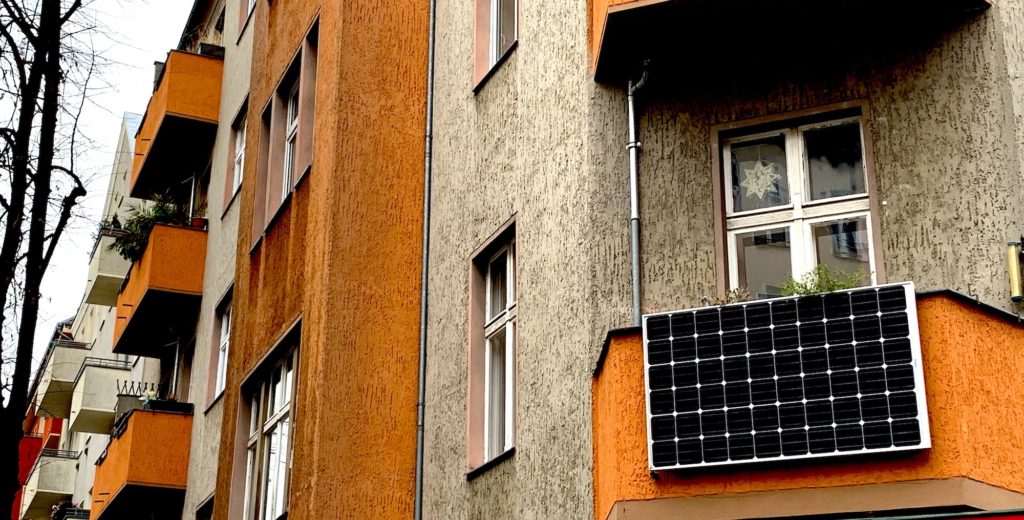 PV-Anlage an einem Balkon in Berlin-Neukölnn