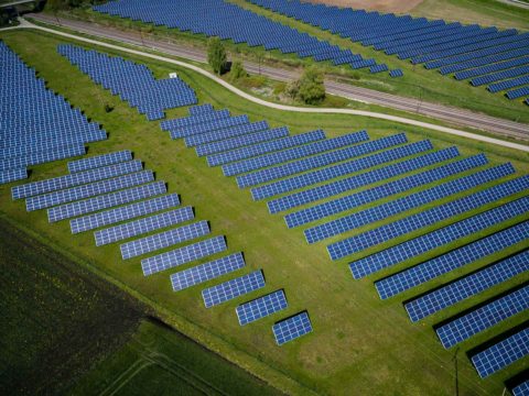 Luftbild Photovoltaik auf Freifläche