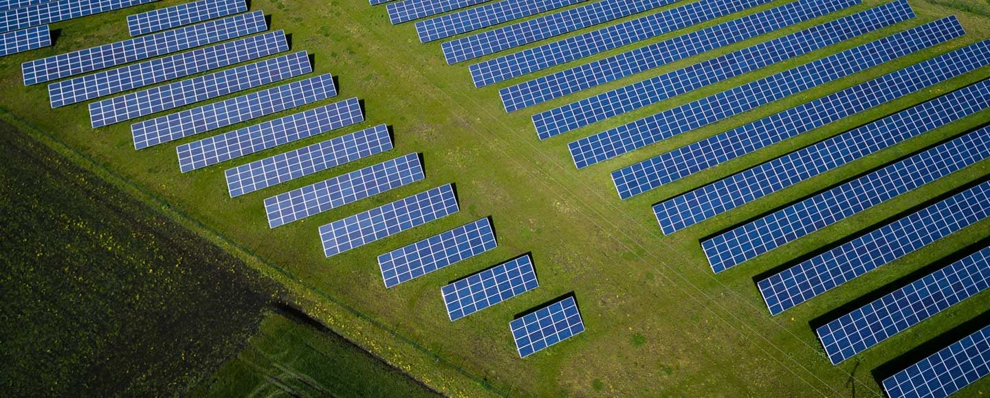 Luftbild Photovoltaik auf Freifläche