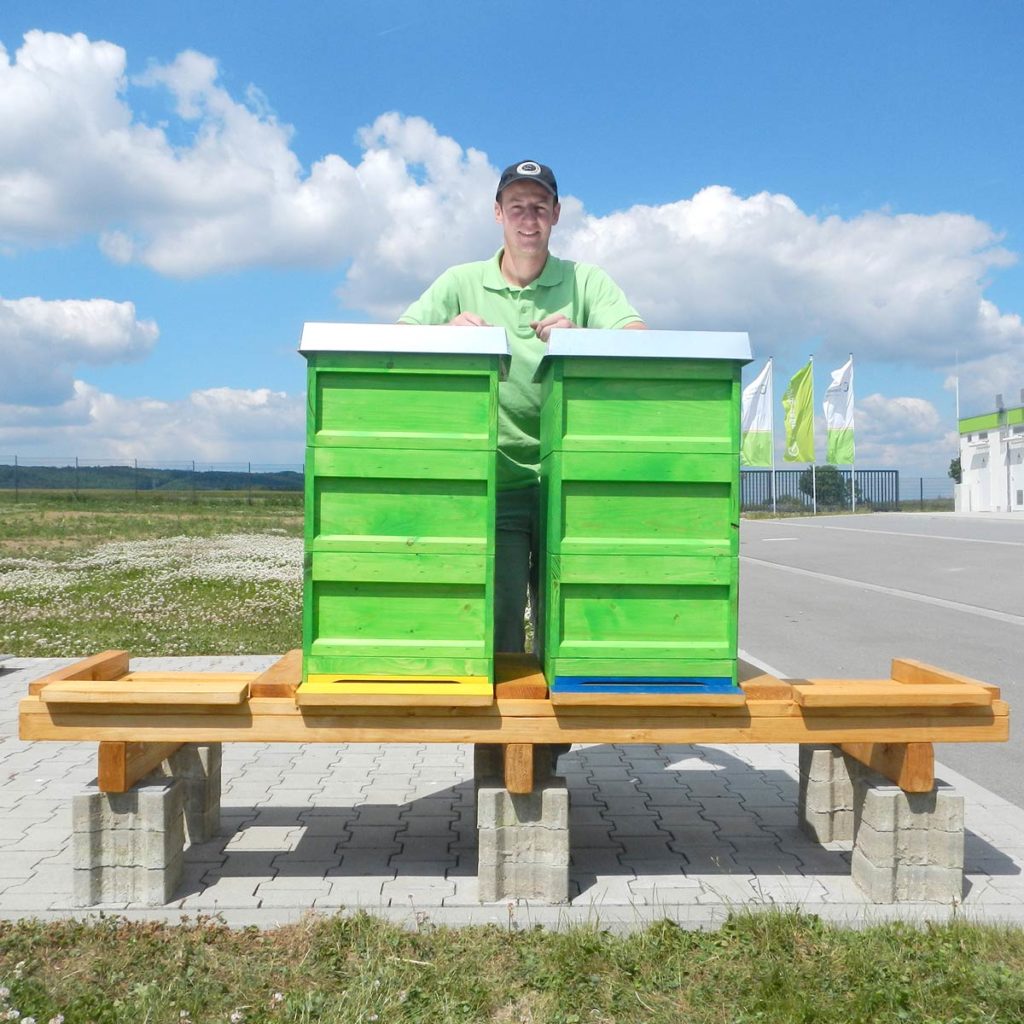 Imker der Erdgas Südwest vor Bienenstock in Munderkingen