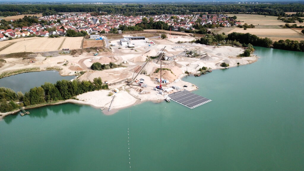 Schwimmende Photovoltaik-Anlage auf dem Baggersee eines Kieswerks in Leimersheim