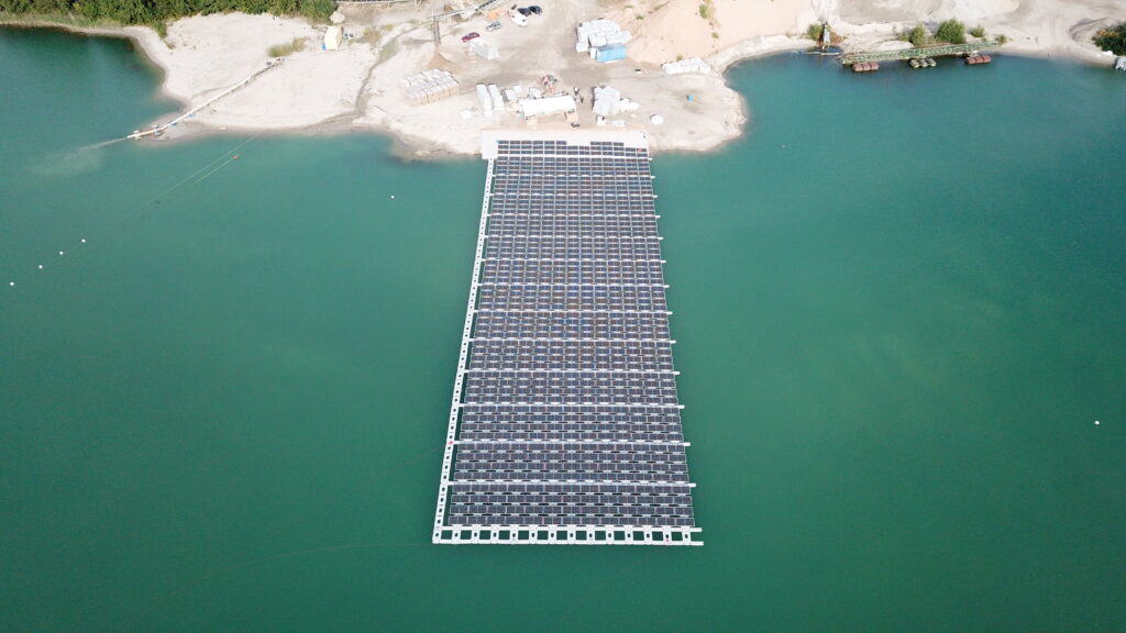 Schwimmende Photovoltaik-Anlage auf dem Baggersee eines Kieswerks in Leimersheim.