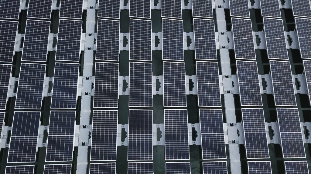 Solarmodule einer Schwimmenden Photovoltaik-Anlage auf dem Baggersee eines Kieswerks in Leimersheim.
