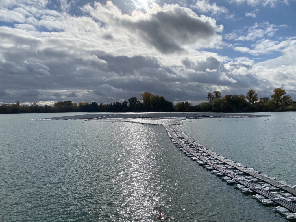 Verkabelung schwimmende Photovoltaik-Anlage auf dem Baggersee eines Kieswerks in Leimersheim.