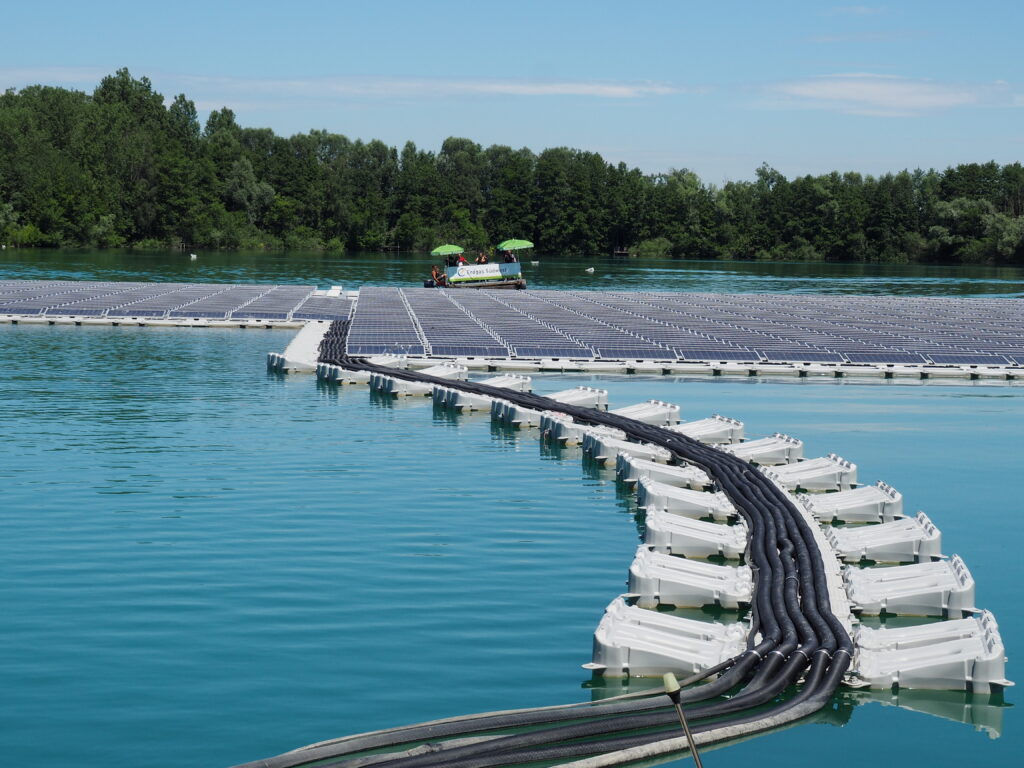 Foto der schwimmenden PV-Anlage in Renchen