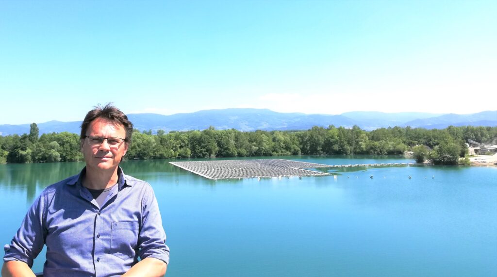 Hubert Grund vor der schwimmenden Photovoltaikanlage in Renchen