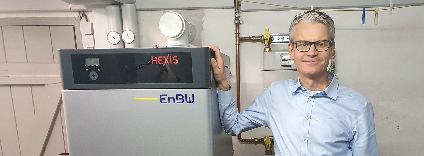 Andreas Faulhaber neben seiner Brennstoffzellenheizung