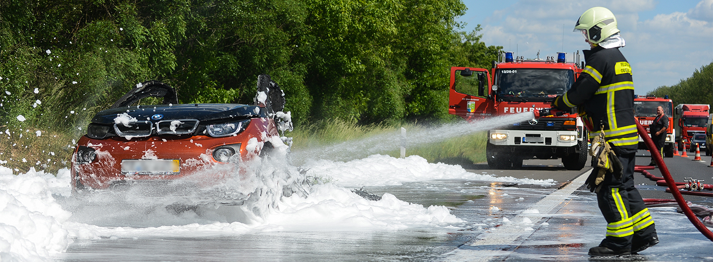 https://www.erdgas-suedwest.de/natuerlichzukunft/wp-content/uploads/2021/06/feuerwehr-loescht-brennendes-elektroauto-schaum-autobahn-t.jpg