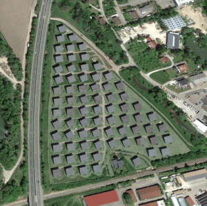 Luftbild einer großen Photovoltaikanlage in Laupheim