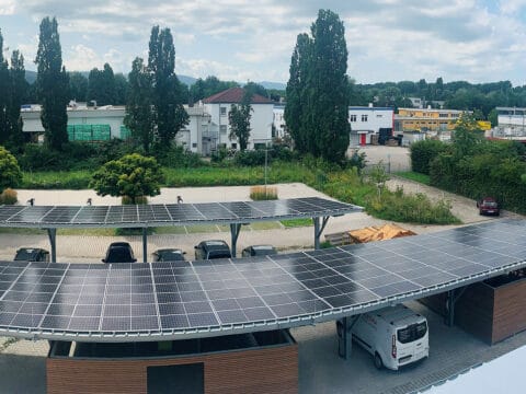 Photovoltaikanlage auf einem Carport in Ettlingen.