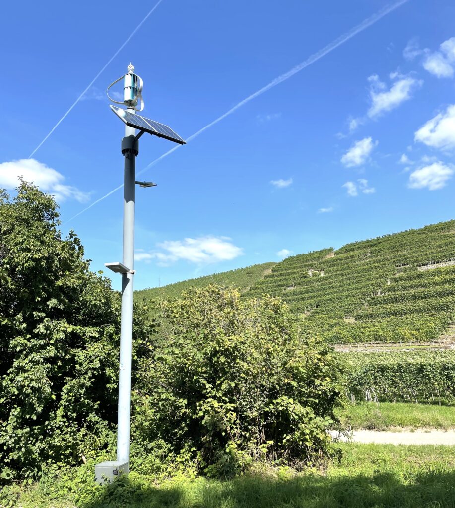 Straßenleuchte mit vertikaler Kleinwindanlage und Photovoltaik