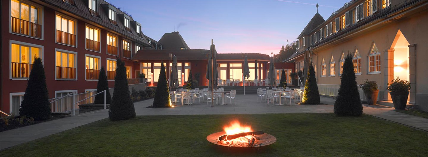 Innenhof des Waldhotel Stuttgart am Abend